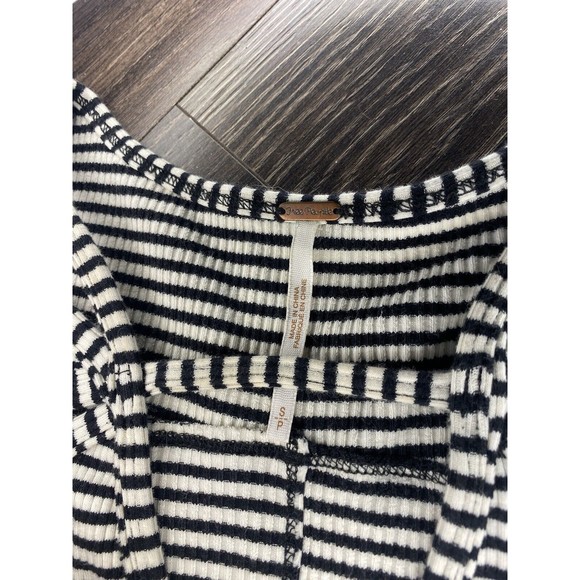 Women's FREE PEOPLE Black & White Striped Cropped Top Size Small - Picture 2 of 3